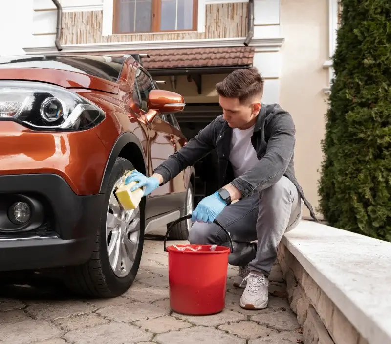 Lavage auto à domicile Saint-Quay-Portrieux : professionnel intervenant sur un véhicule